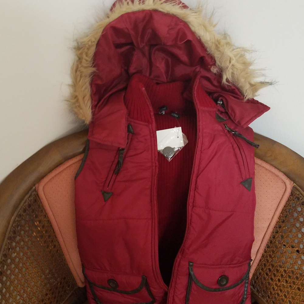 Red Puffer vest with fur NWT
